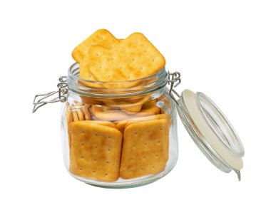 Beyaz arka planda peynirli kraker bulunan açık bir kavanoza yakın plan..