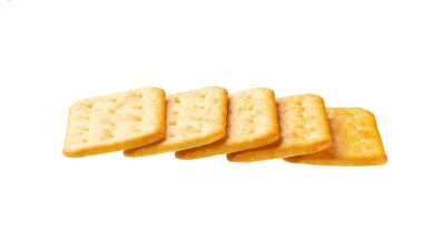 Beyaz arka planda izole edilmiş peynir aromalı kraker, geniş bir alan. Doğrusal bileşim. Kuru peynir aromalı kraker izole edilmiş..