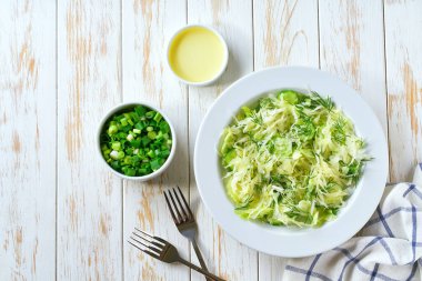 Taze lahana ve salatalık dereotlu salata..