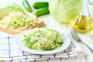 sağlıklı sebze salatası lahana, salatalık ve dereotlu menü konsepti, seçici odaklanma.