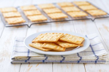 Geleneksel kuru bisküviler, beyaz bir masada, seçici bir odak noktasında pişirildikten sonra soğur..