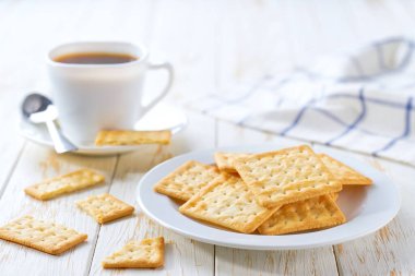 Beyaz bir masada buğday bisküvileri ve kahve, seçici bir odak..