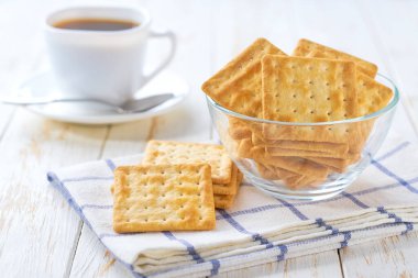 Beyaz bir masada buğday bisküvileri ve kahve, seçici bir odak..