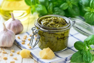 Yeşil fesleğen, çam fıstığı, sarımsak, zeytinyağı ve parmesan soslu bir kavanoz..