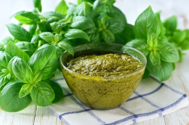 Mutfak masasında fesleğen yapraklı geleneksel İtalyan sosu sosu..