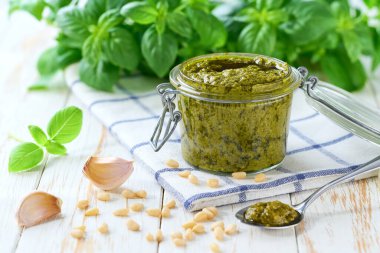 Yeşil fesleğen, çam fıstığı, sarımsak, zeytinyağı ve parmesan soslu bir kavanoz..