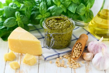 Çam fıstıklı, sarımsaklı, zeytinyağlı, parmesanlı ve yeşil fesleğenli ev yapımı fesleğenli fesleğen pesto..