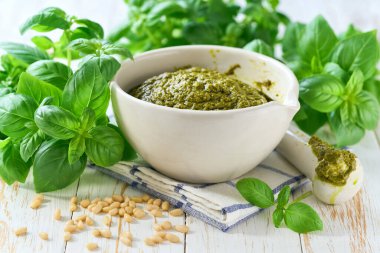 Taze İtalyan yeşil fesleğen pesto sosu..