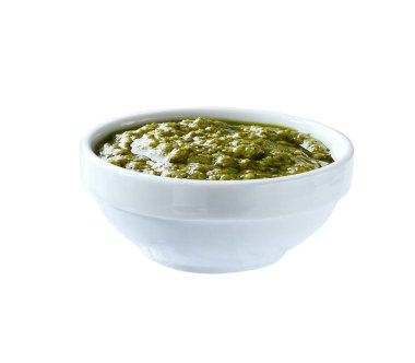 Beyaz arka planda izole edilmiş seramik kasede geleneksel İtalyan soslu pesto..