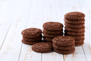 Bir yığın çikolatalı kek, beyaz bir masada çatlaklar, seçici bir odak noktası..