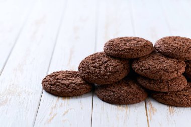 Hafif mutfak masasında çatlakları olan çikolatalı kek yığını, seçici odaklı..