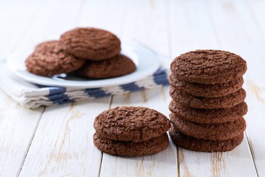 Hafif mutfak masalı, seçici odak noktası olan bir yığın lezzetli çikolatalı kurabiye..