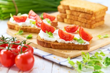 Taze krem peynirli ekmek, otlar, kiraz domatesleri, basit ve lezzetli atıştırmalıklar..