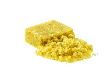 Beyaz arkaplanda et suyu kübü izole edildi.