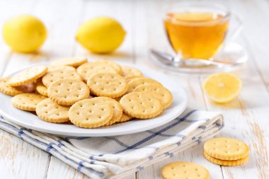 Beyaz bir masada tuzlu kraker ve çay, seçici bir odak..