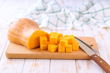 Tahta kesme tahtasına kesilmiş tereyağı ezmesi, seçici odaklanma.