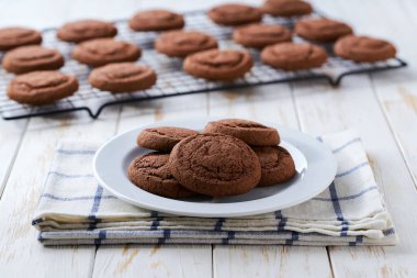 Açık mutfak masasında nefis çikolatalı kek kurabiyeleri, seçici bir odak noktası..