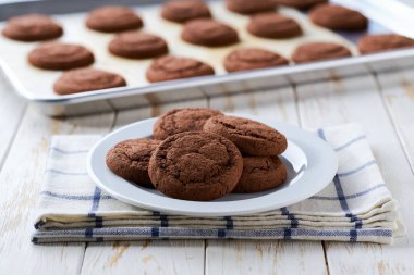 Beyaz bir masada çikolatalı kek, seçici bir odak noktası..