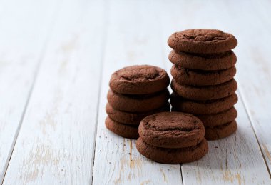 Beyaz bir masada bir yığın çikolatalı kek, seçici bir odak noktası..