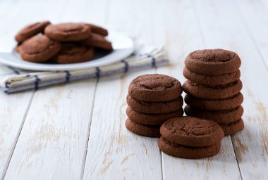 Beyaz bir masada seramik bir kasede çikolatalı kek, seçici bir odak noktası..