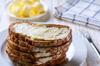Çoklu tahıllı ekşi ekmek dilimleri tereyağlı, seçici odaklı