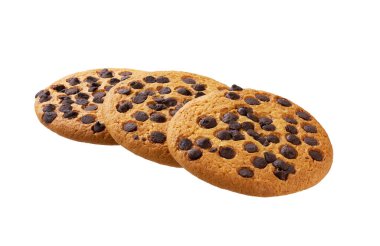 Beyaz arka planda izole edilmiş çikolatalı kurabiyeler, tam derinlik. Çapraz kompozisyon. Lezzetli çikolatalı kurabiyeler.