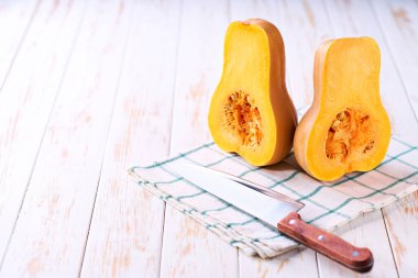 Beyaz bir masada iki yarım tereyağlı balkabağı, seçici bir odak..