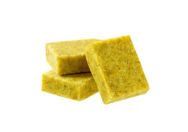 beyaz arkaplanda izole edilmiş bulyon küpü.