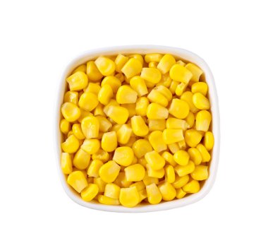 Beyaz seramik kase, konserve yiyecek, mısır, beyaz arka planda izole edilmiş, üst manzara..