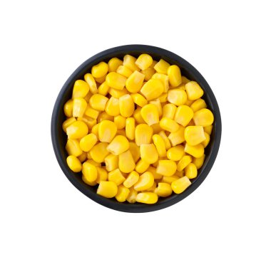 Siyah seramik kâse, konserve yiyecek, mısır, beyaz arka planda izole edilmiş, üst manzara..