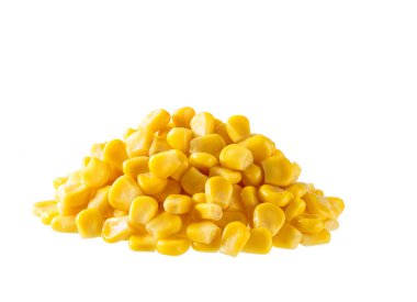 Kaynamış mısır taneleri yığını beyaz arka planda izole edilmiş. Konserve yiyecekler izole edilmiş. .