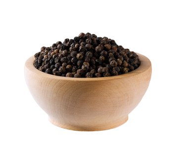 Beyaz arka planda siyah biberli ahşap kase..