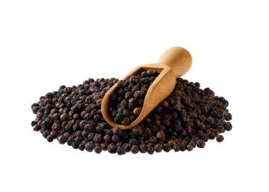 Beyaz arka planda izole edilmiş tahta kürekte siyah biber tohumları..