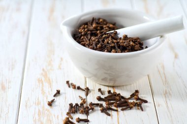 Havan ve tokmak ya da karanfilli kase mutfak masasında baharat, seçici odaklanma.