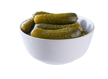 Beyaz arka planda izole edilmiş beyaz bir seramik kasede marine edilmiş turşu. Terbiye edilmiş salatalıklar izole edilmiş beyaz bir kasede..