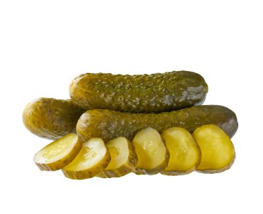 Beyaz arka planda izole edilmiş doğranmış salatalık turşusu. Tüm ve dilimlenmiş fermente edilmiş salatalıklar izole edilmiş..