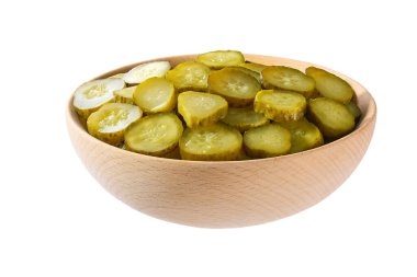 Dilimlenmiş salatalık turşusu beyaz arka planda izole edilmiş ahşap bir kasede.