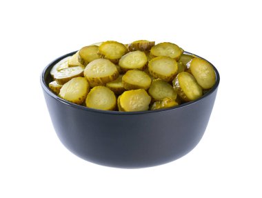 Beyaz arka planda izole edilmiş siyah seramik kasede doğranmış turşu.