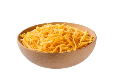 Beyaz arka planda izole edilmiş rendelenmiş çedar peynirli ahşap kase..