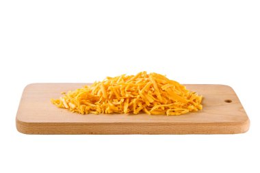 Beyaz arka planda izole edilmiş bir kesme tahtasına rendelenmiş kırmızı çedar peyniri yığını..