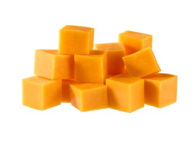 Açık mutfak masasında çedar peyniri küp şeklinde kesilmiş, seçici bir odak noktası..