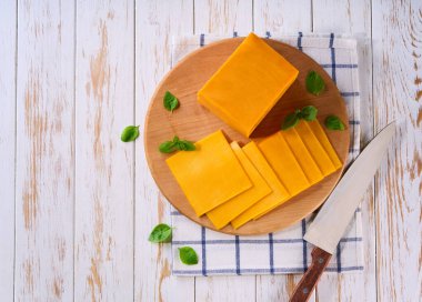 Kesme tahtasındaki çedar peyniri dilimleri, metin için kopyalama alanı.