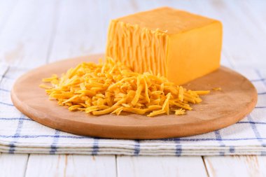 Açık mutfak masasında dilimlenmiş çedar peyniri. Seçici bir odak noktası..