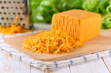 olgunlaşmış çedar peyniri bir açık mutfak masası, seçici bir odak.