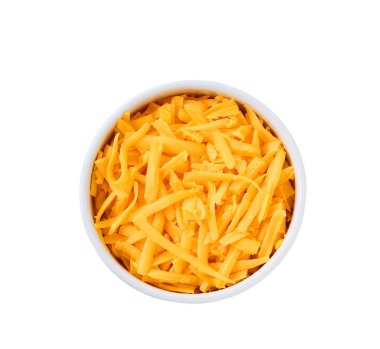 Beyaz arkaplanda izole edilmiş rendelenmiş çedar peynirli seramik kase..