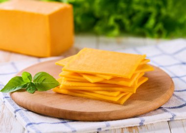 Açık mutfak masasında çedar peyniri dilimleri, seçici odaklanma.