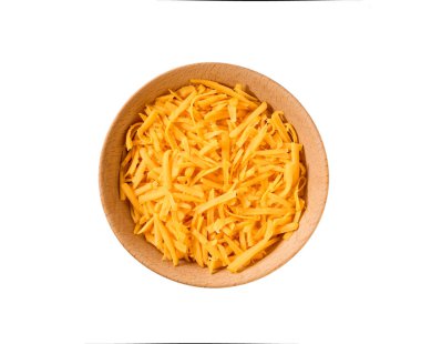 Tahta bir kasede dilimlenmiş çedar peyniri. Beyaz arka planda izole edilmiş..