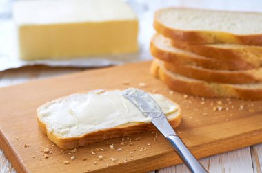 Kahvaltı için tereyağlı dilimlenmiş buğday ekmeği, seçici odaklanma.