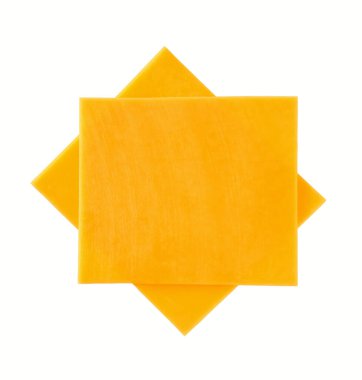 Bir yığın çedar peyniri dilimi, dilimlenmiş doğal peynir çedar beyaz arka planda izole edilmiş, üst manzara.