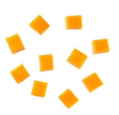 Beyaz arka planda izole edilmiş kırmızı çedar peyniri küpleriyle siyah seramik kase..